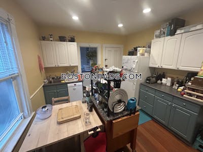 Somerville 2 Bed, 1 Bath Unit West Somerville/ Teele Square - $3,000 No Fee